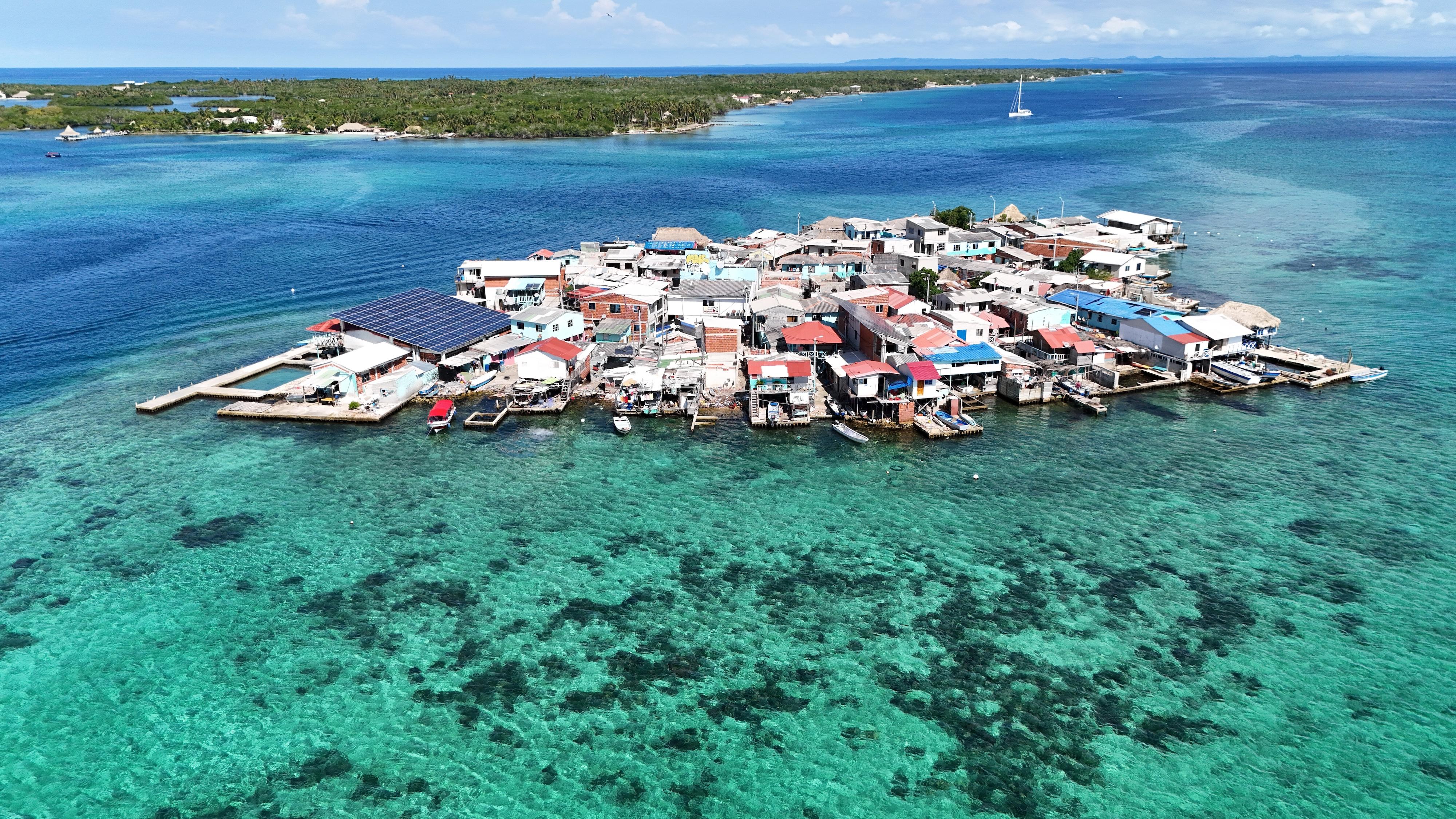 Vista aérea de Santa Cruz del Islote, isla habitada del Archipiélago de San Bernardo